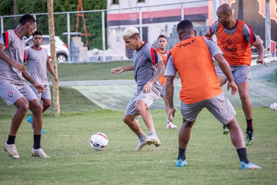 Antes da bola rolar, o grupo ainda assistiu vídeos sobre o desempenho na última partida