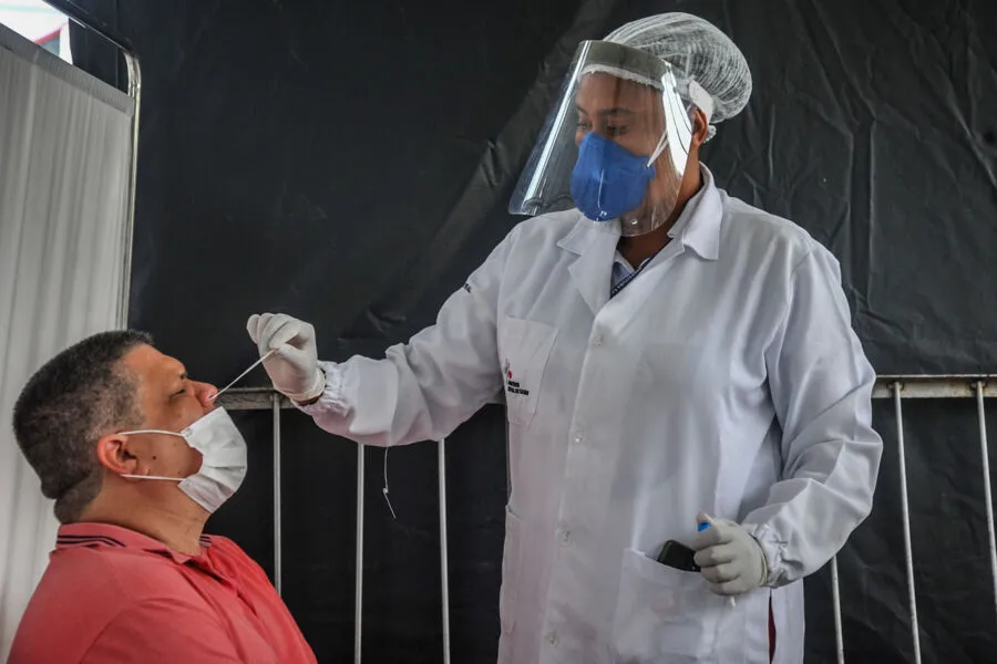 Casos cresceram em janeiro por causa da variante Ômicron, mas número de mortes foi menor que em 2021