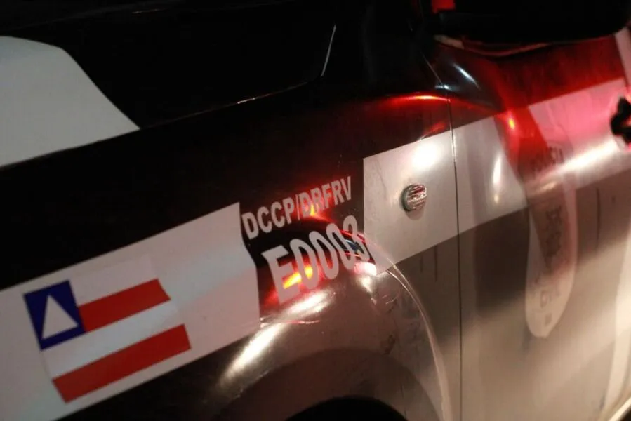 Veículo tinha a placa adulterada e havia sido roubado em agosto de 2021