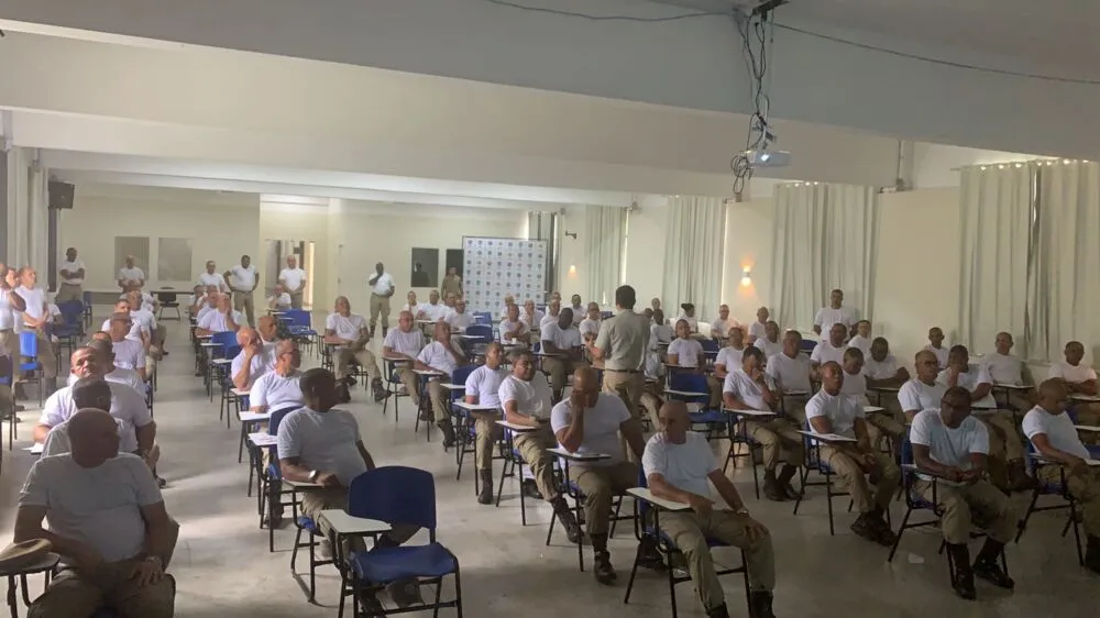 Aula ocorreu na Academia de Polícia Militar da Bahia para 100 alunos.