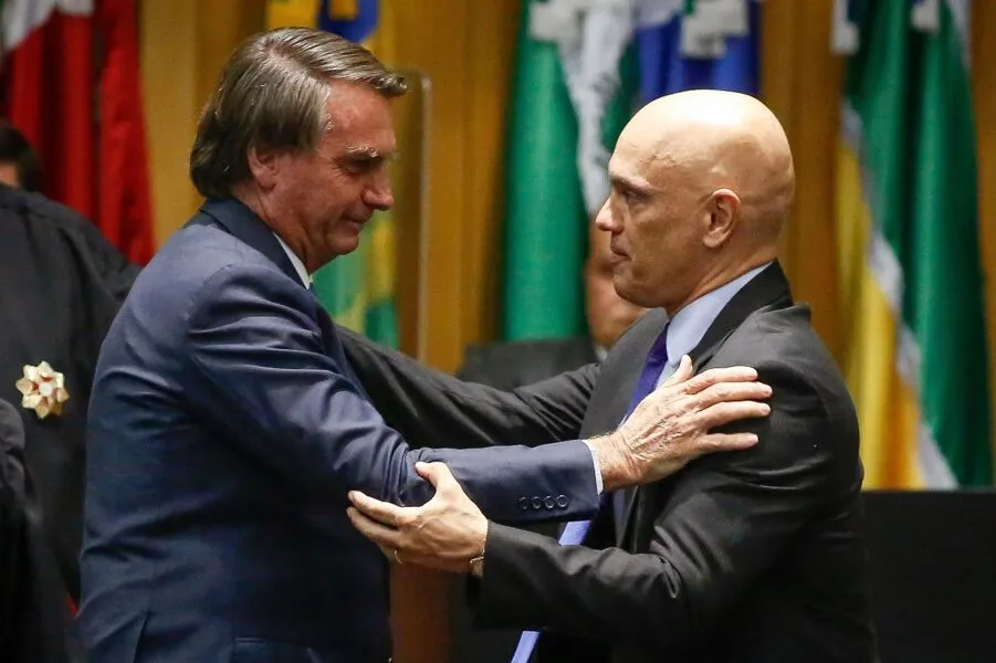 Alexandre de Moraes conduz inquéritos que investigam Bolsonaro