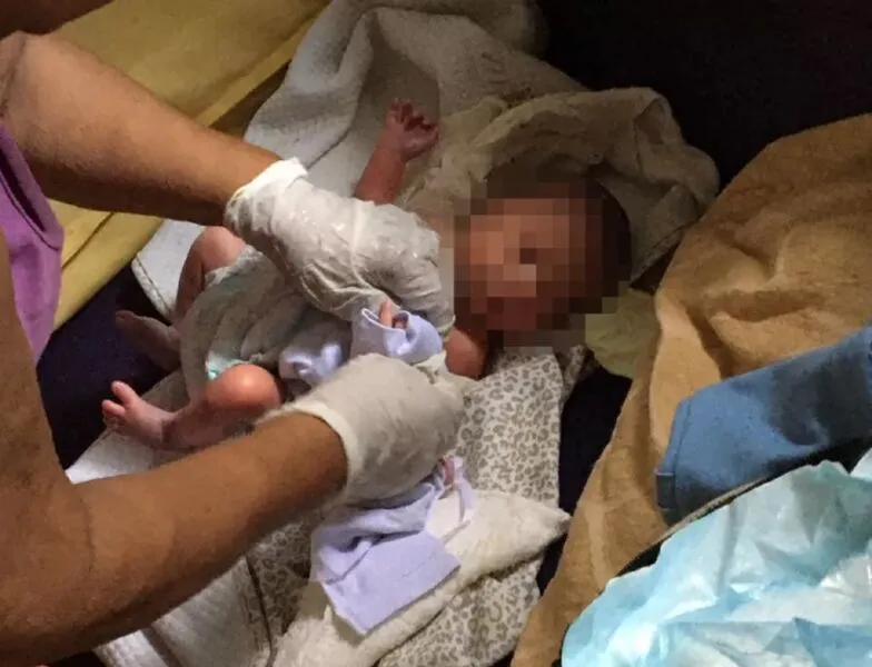 Enfermeira que mora no bairro cortou o cordão umbelical e cuidou da criança até a chegada a polícia