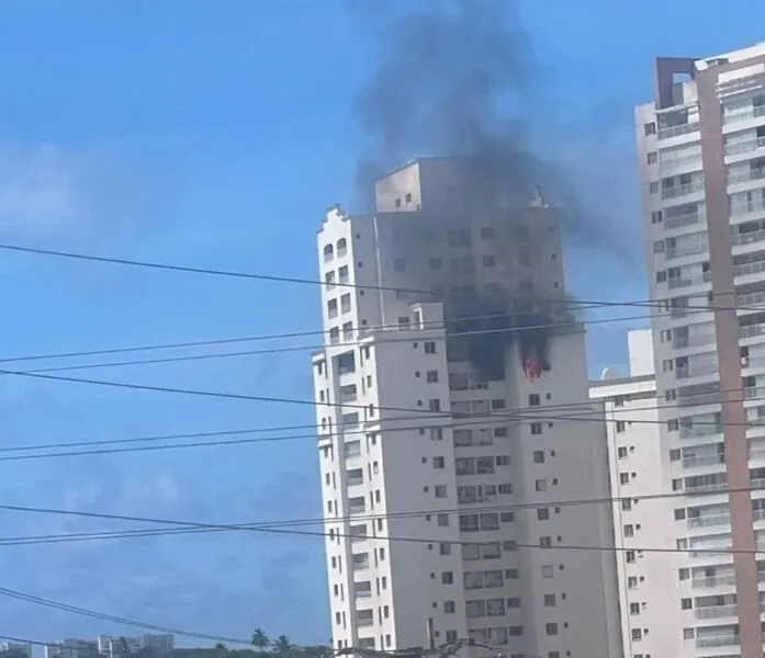 Fragmentos de objetos em chamas chegaram a cair pela janela