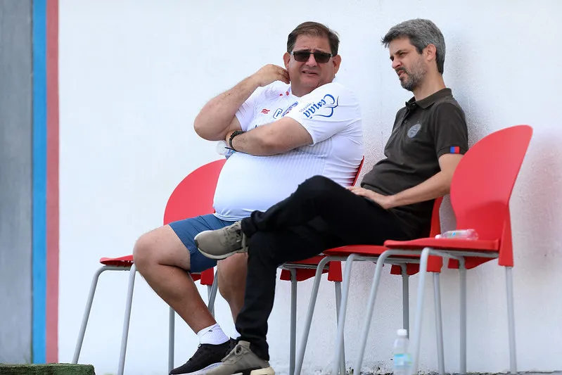 O diretor de futebol Eduardo Freeland e o treinador Guto Ferreira