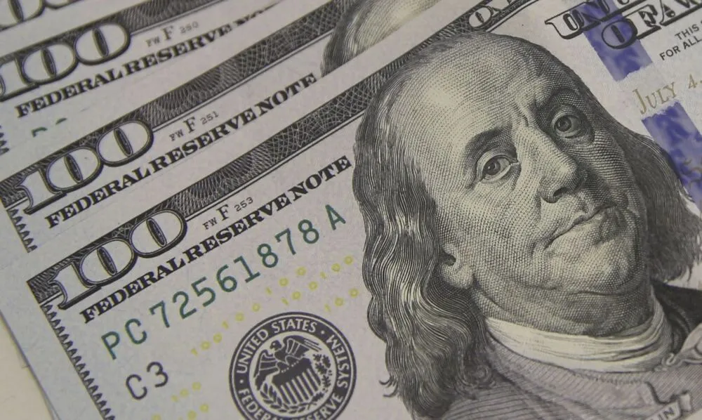 Moeda norte-americana registrou recuo de R$ 0,01 (-0,2%)