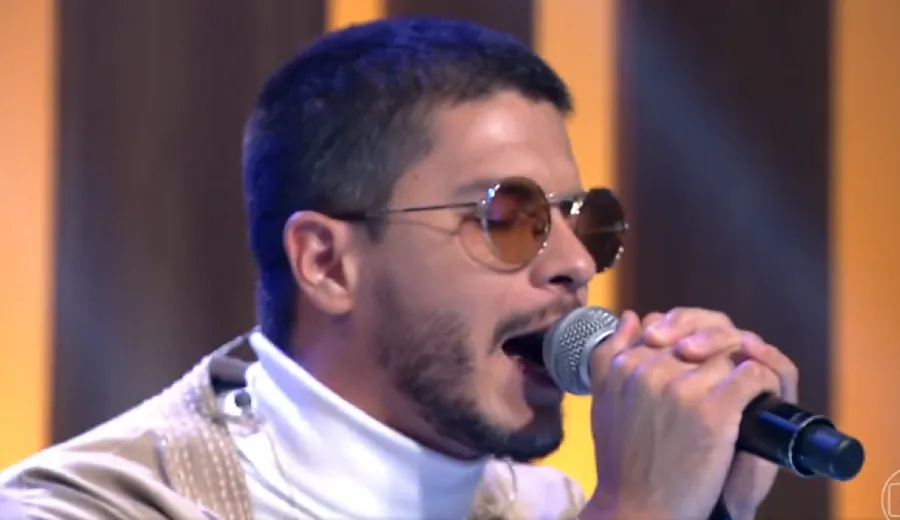 Pelo instagram, cantor lamentou adiamento do projeto