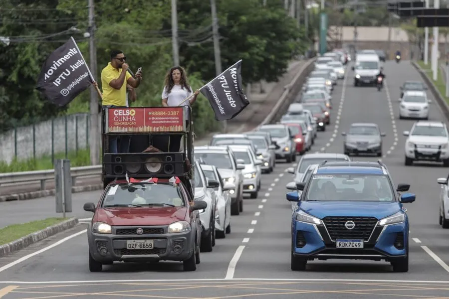 Carreata passando pela Av. Pinto de Aguiar com os manifestantes