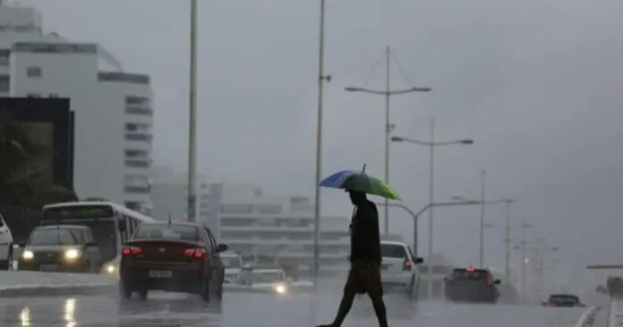 Sistema meteorológico, que continua sobre a cidade, vem causando nebulosidade e temperaturas mais baixas, o que provocou chuvas ao longo da madrugada