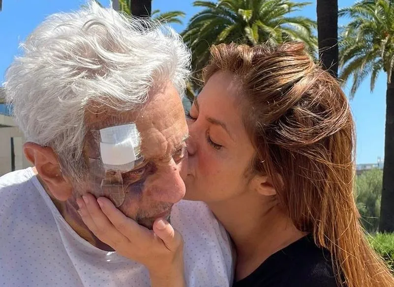 Artista postou foto beijando o rosto machucado do pai