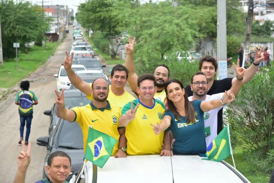 Roma e apoiadores participam de carreata em Serrinha, sertão baiano