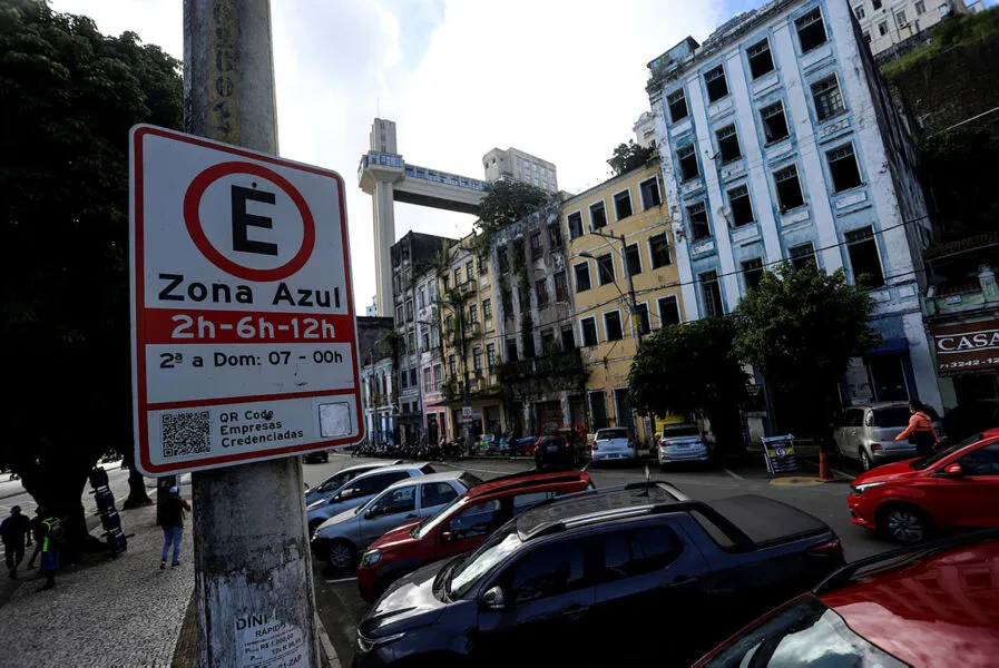 Área da Zona Azul sinalizada por uma placa localizada em uma das ruas de Salvador na Conceição da Praia