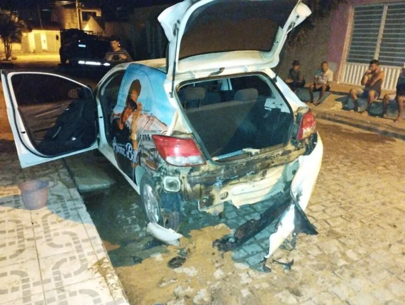 Carro incendiado do vereador de Filadélfia, norte da Bahia, Misael Alves dos Santos