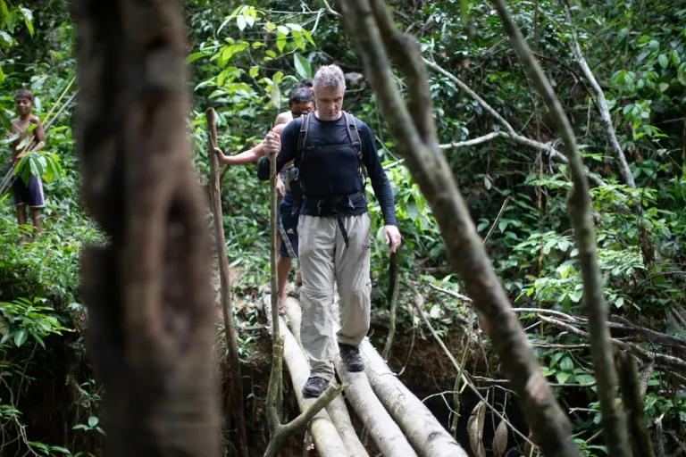 O jornalista Dom Phillips em visita à Aldeia Maloca Papiú, Brasil, em 16 de novembro de 2019