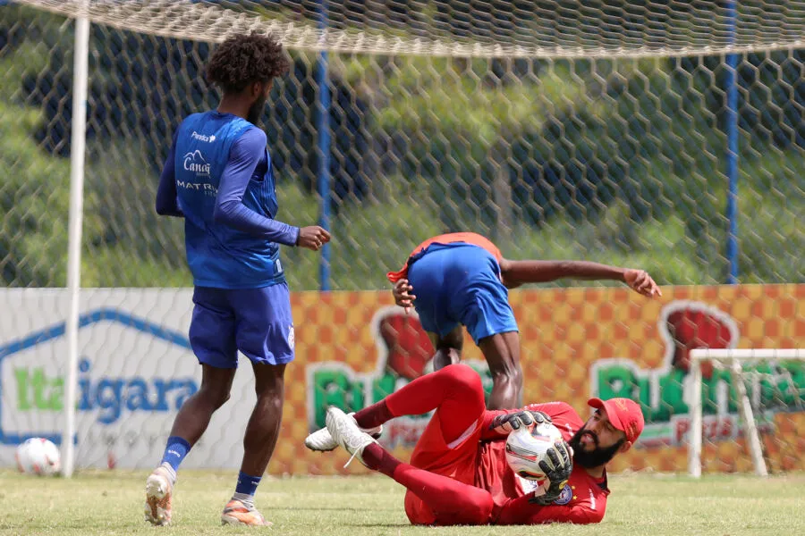 Goleiro Danilo Fernandes sai no pé de atacante em treino