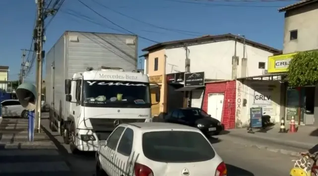 Caminhoneiro é assaltado e bandidos levam veículo e carga avaliados em R$ 580 mil, na BR-116