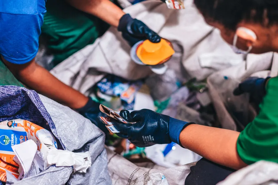 Entre as queixas dos recicladores autônomos, está o fato de que alguns funcionários de edifício têm tirado do lixo algumas embalagens, impedindo que estas cheguem até quem coleta os materiais