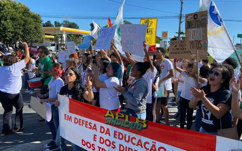Ação causou um grande engarrafamento na rodovia.