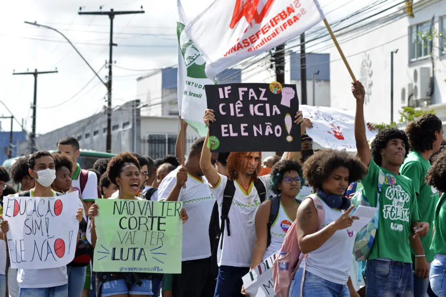 Em Salvador, no bairro do Barbalho, cerca de 200 estudantes se manifestaram em frente ao prédio do Instituto