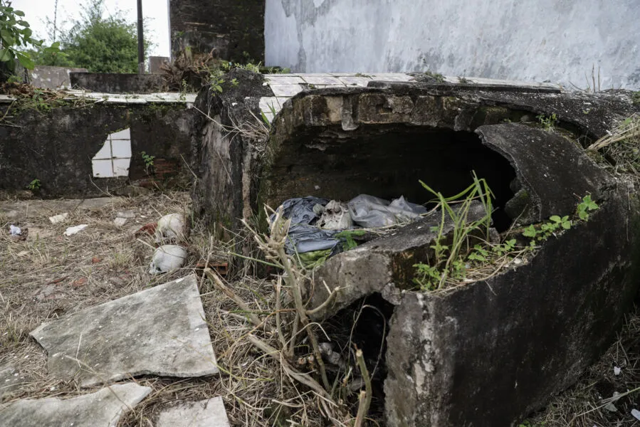 Cemitério da Paróquia Nossa Senhora do Ó, em São Tomé de Paripe, está com estruturas deterioradas abertas e com restos mortais expostos