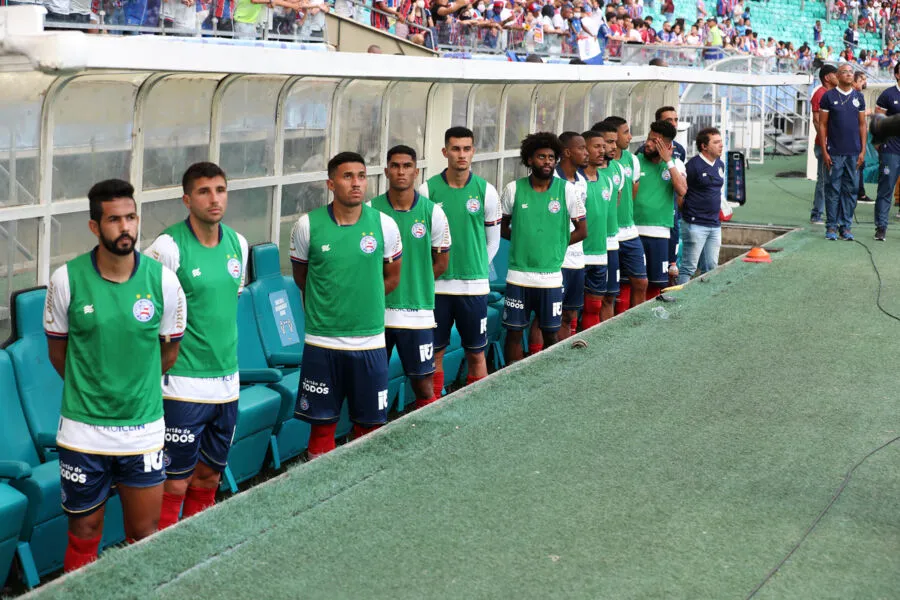 Jogadores do banco do Tricolor perfilados para os hinos antes da histórica virada, com um a menos, contra o Criciúma, na Fonte