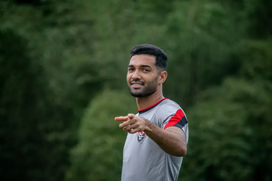 Com um trauma no joelho, o volante Alan Santos segue fora do time