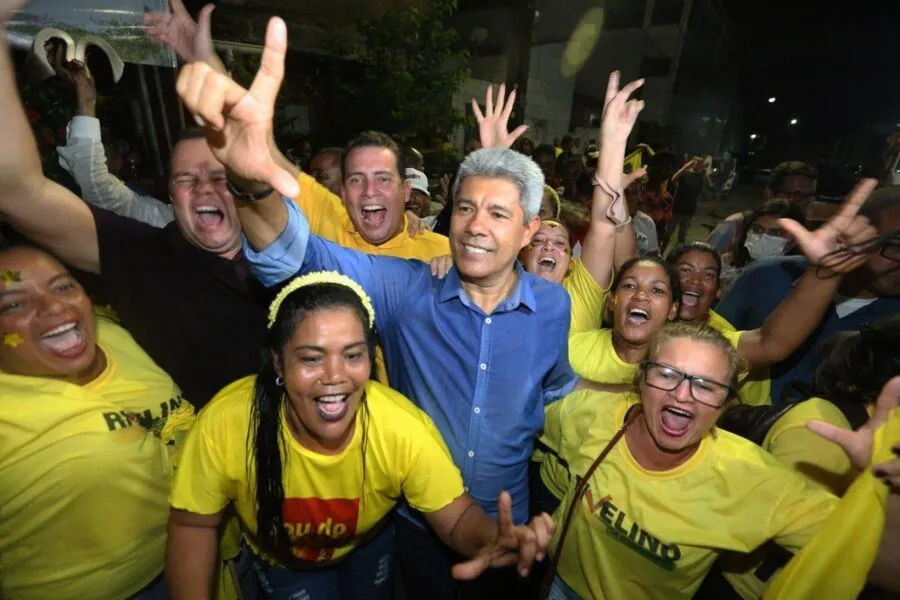 Jerônimo Rodrigues teve ao seu lado no evento o pré-candidato a vice na chapa, Geraldo Júnior, além dos senadores Otto Alencer e Jaques Wagner e o prefeito de Madre de Deus, Dailton Filho