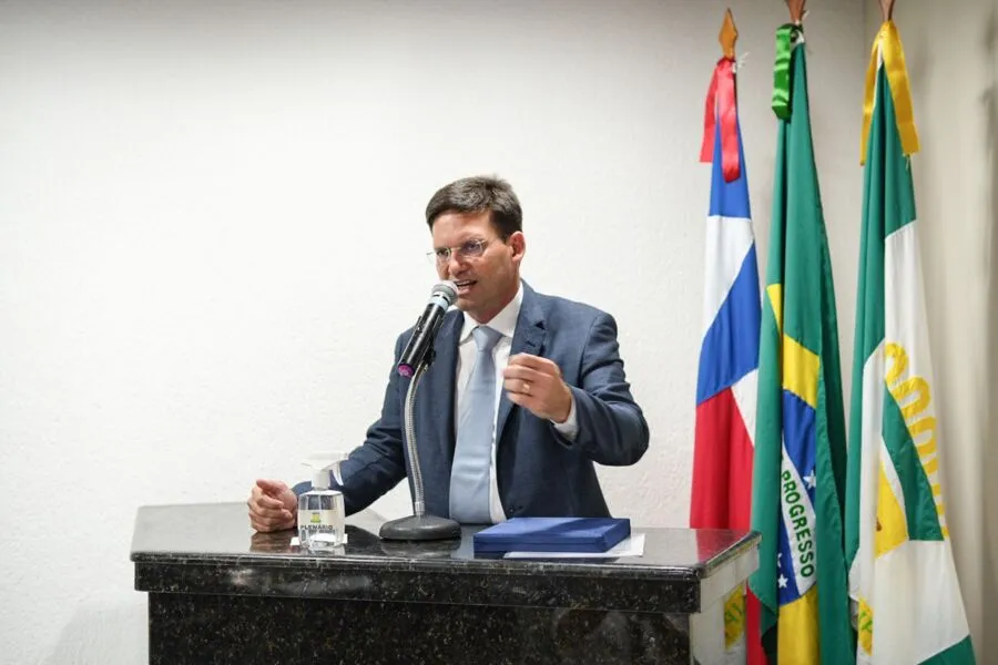 Deputado federal João Roma (PL) durante discurso na Câmara Municipal de Ipirá