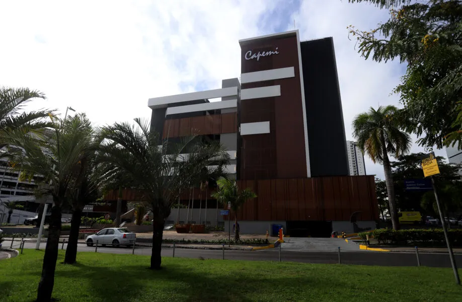 Fachada do Edifício Capemi, localizado na avenida Antônio Carlos Magalhães (ACM), após seis meses de obras