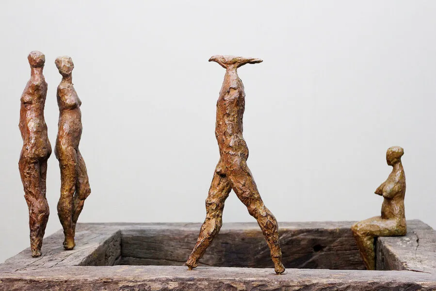 A exposição ocupa os dois andares do casarão do museu com mais de 60 esculturas em bronze e em cerâmica