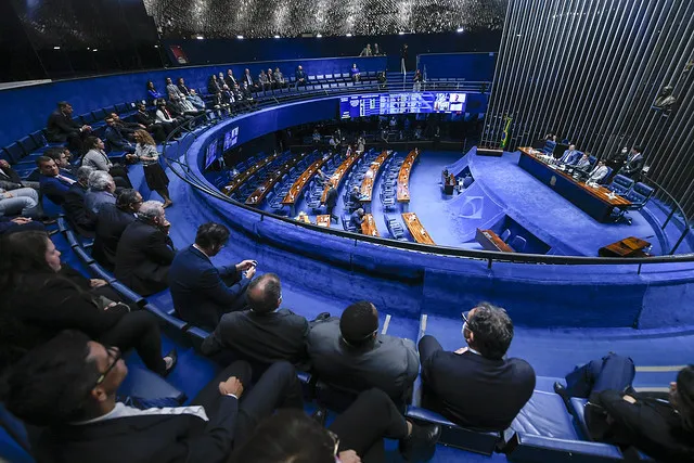 Senadores no plenário da Casa nesta segunda-feira, 13