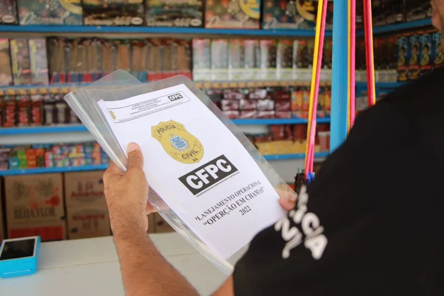 Ações notificaram 13 barracas de fogos dos dois municípios por "irregularidades administrativas"