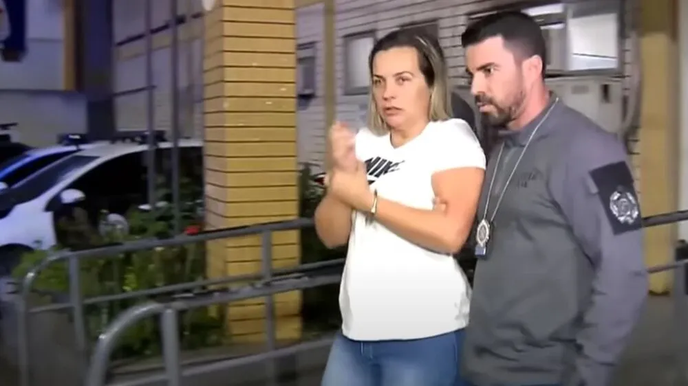 Exame realizado no Instituto Médico Legal mostrou a presença de 04 grânulos esféricos diminutos, de coloração azul escura