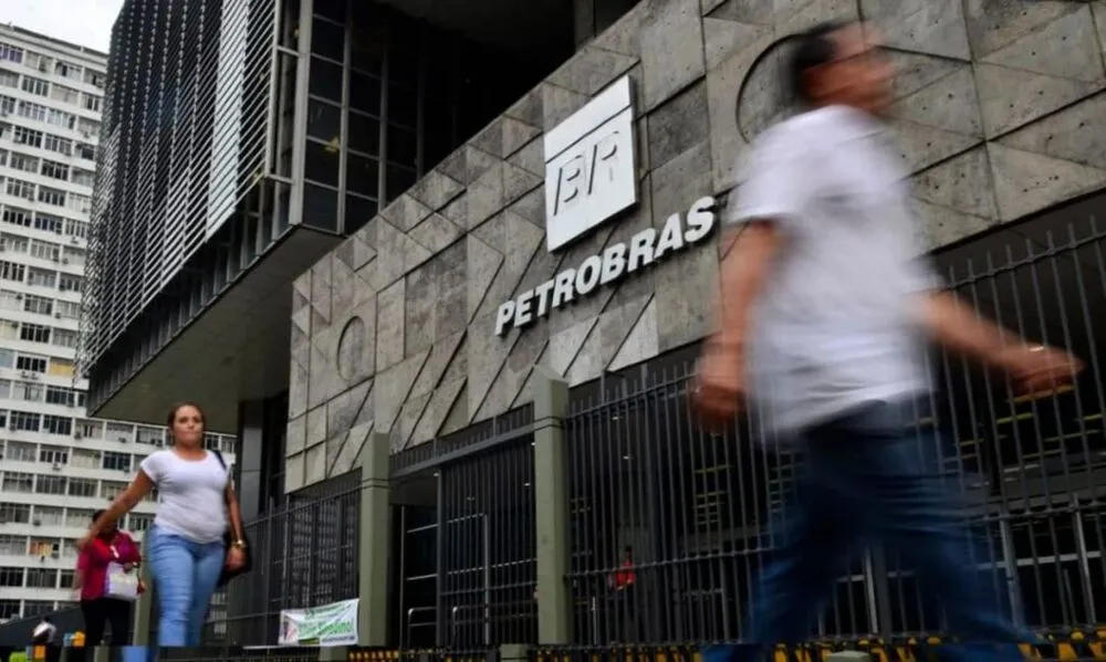 Agora estão negociando com o Congresso um projeto para reduzir em R$1,65 o litro de gasolina e em R$0,76 do óleo diesel