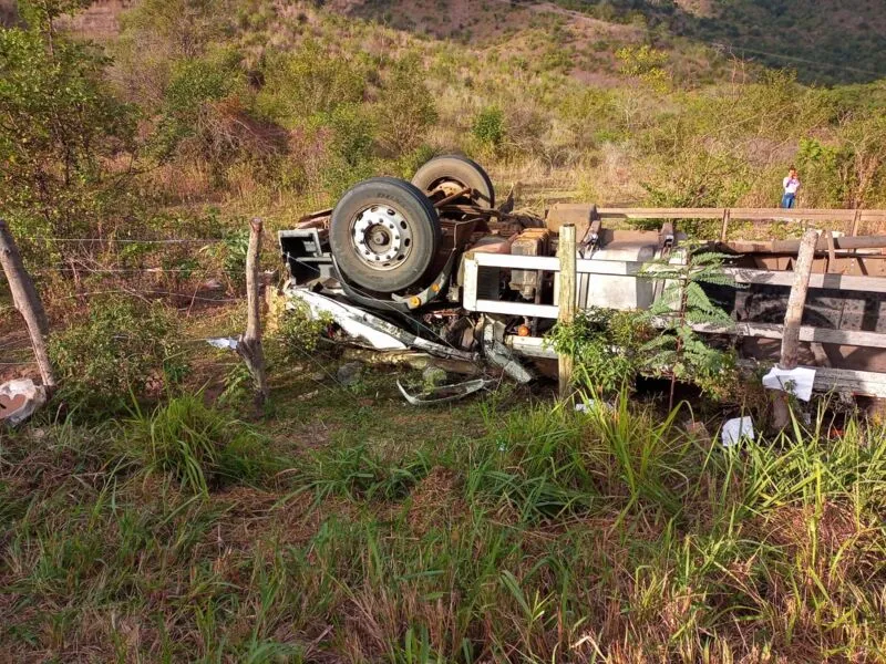 Caminhão tombou após sair da pista