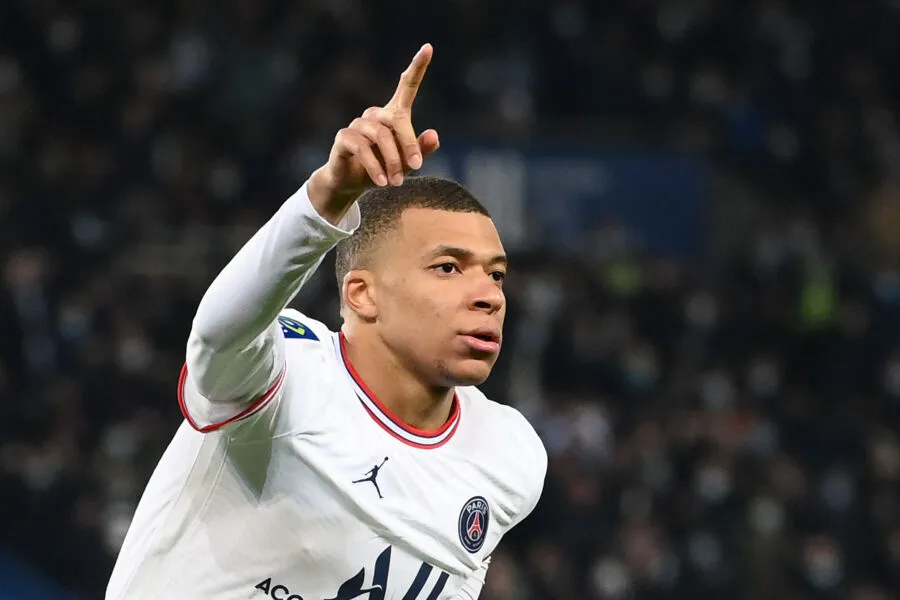 A renovação de Mbappé com o PSG foi citada na denúncia