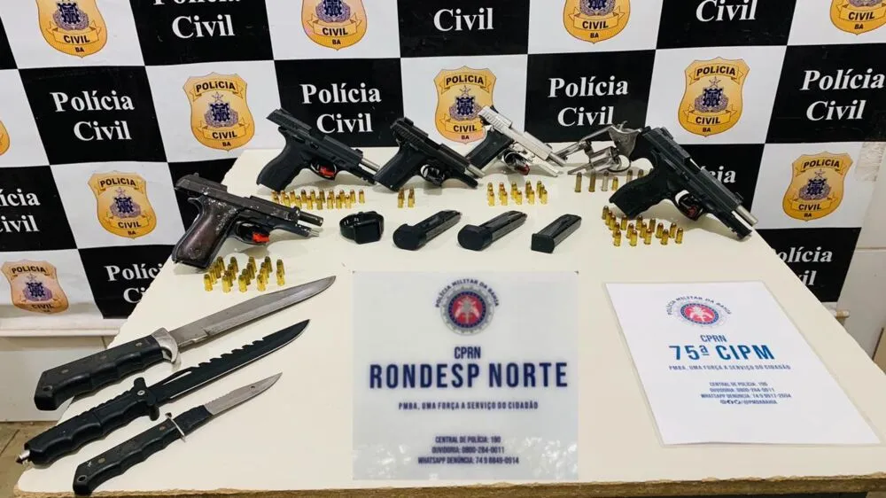 Na ação, foram apreendidos três pistolas calibres 380, uma pistola calibre 765, um revólver calibre 38 e 89 munições