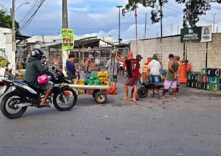 Feirantes com mercadorias na parte externa da Ceasa, em Feira de Santana