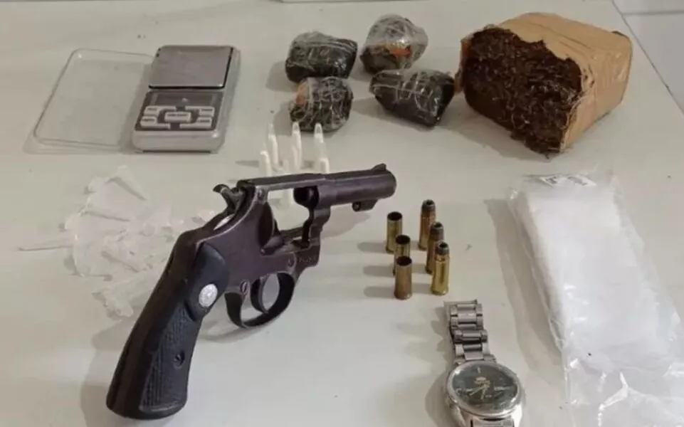 Agentes apreenderam revólver, drogas e munições