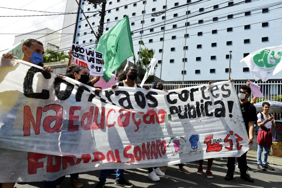 Estudantes e professores do Ifba, em Salvador, participaram do ato em defesa das instituições federais