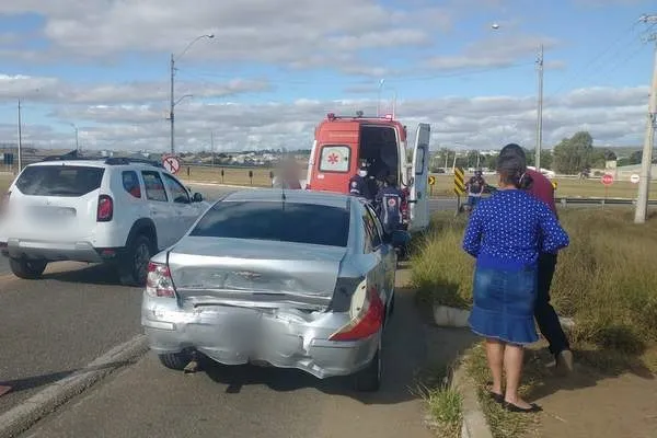 . Um dos veículos acabou atingido o fundo do outro automóvel