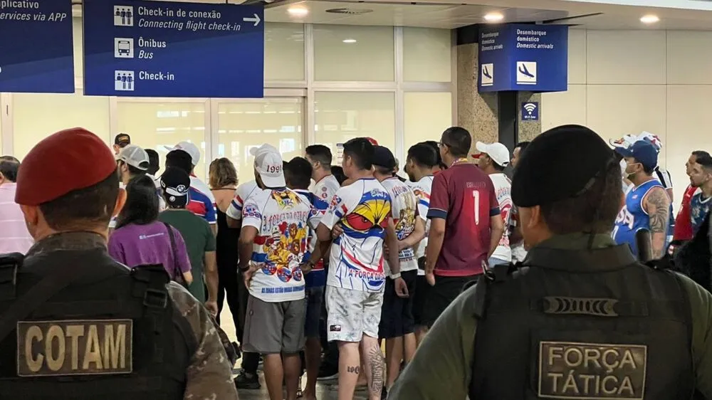 Torcedores do Fortaleza hostilizaram jogadores no aeroporto da capital cearense.