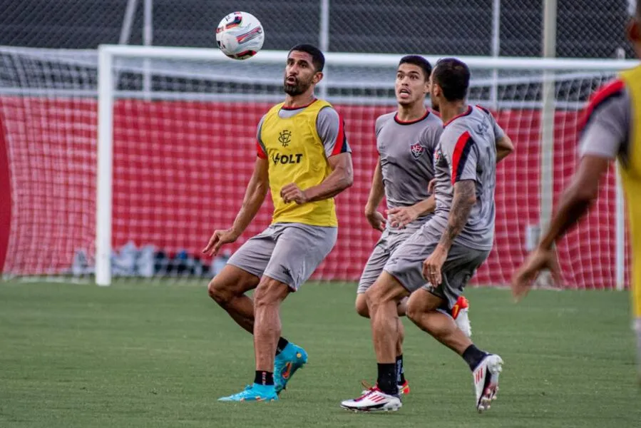 Manhã foi marcada por treino tático e concluída com exercícios de bola parada