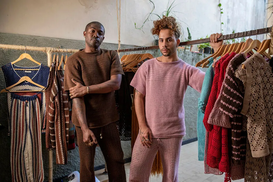 Patrick Fortuna (roupa marrom) e Vinicius Santana (roupa rosa), diretores criativos do Ateliê Mão de Mãe