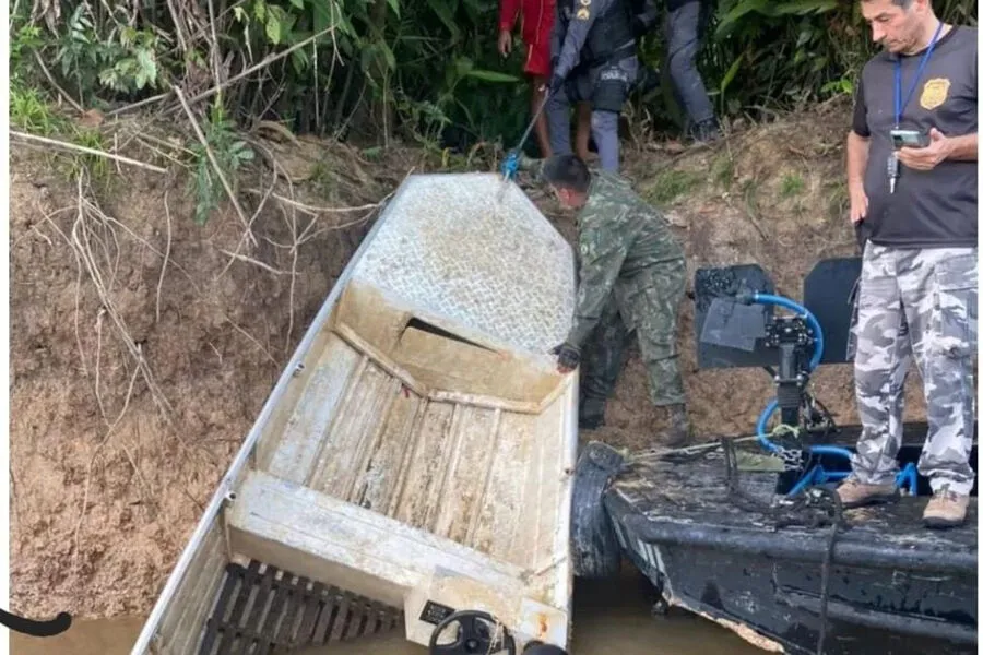 Sacos de areia foram utilizados para dificultar a flutuação do equipamento