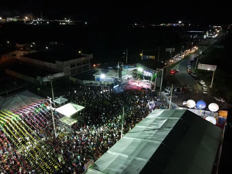 O prefeito Joaquim Neto prestigiou o evento desses últimos dias de cima do palco