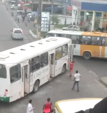 Uma pessoa quebrou várias janelas do coletivo durante o ato de vandalismo