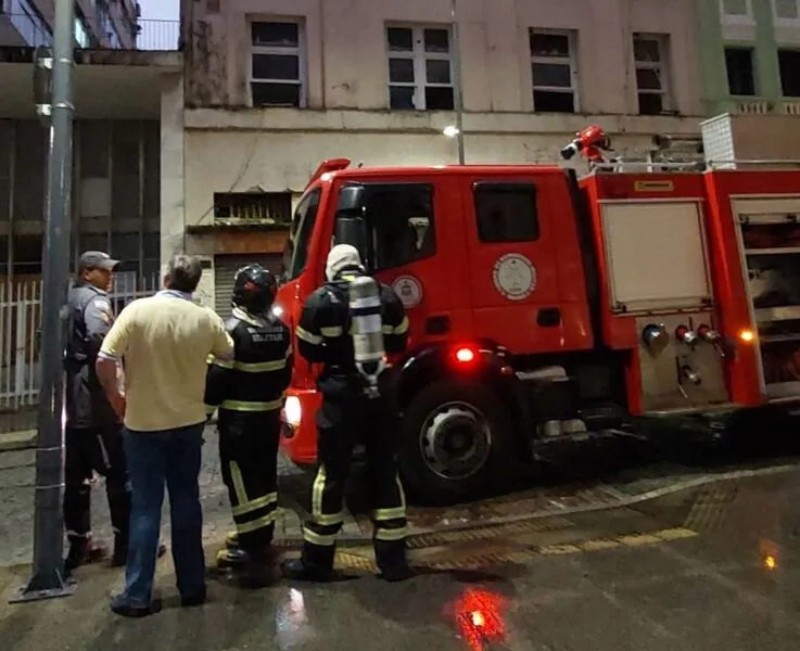 Corpo de Bombeiros informou que havia um material inflamável no local, além de uma casa de cupim