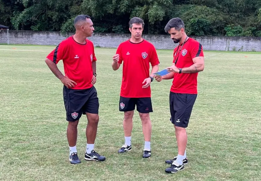 Treinador (centro) chegou em Salvador na segunda pela manhã e já deu treino na Toca pela tarde