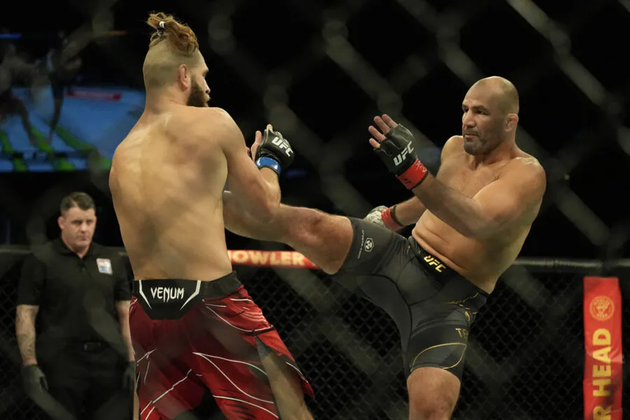 Glover é o lutador mais velho a ter conquistado um título do UFC