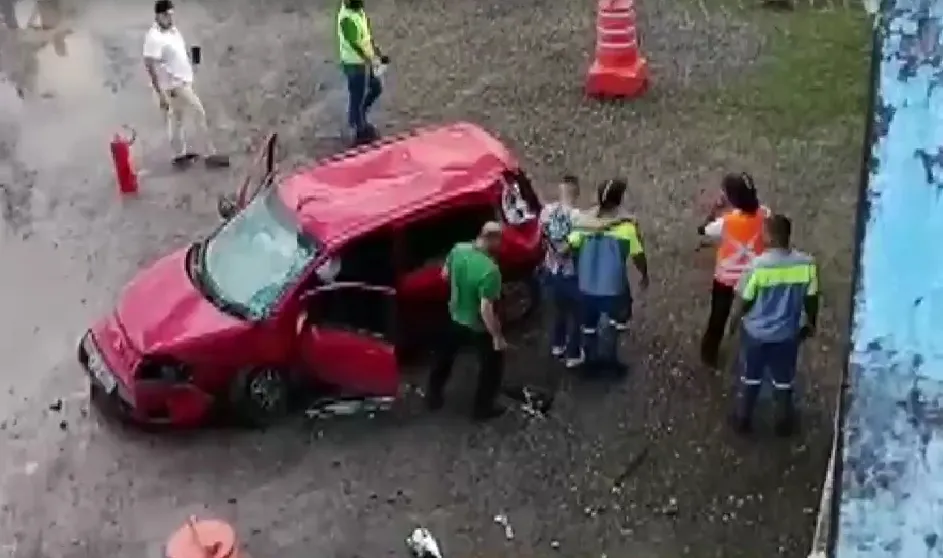 Carro caiu de viaduto